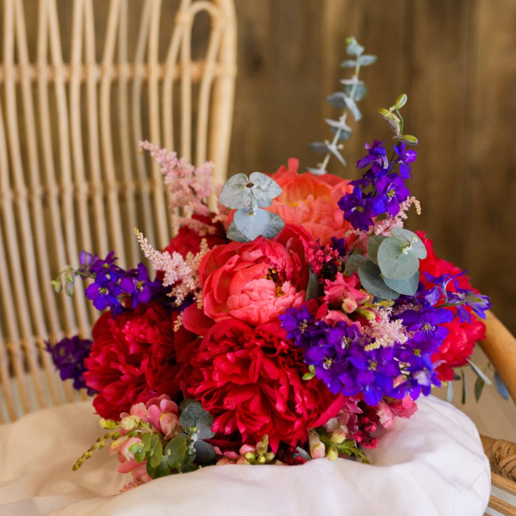 Bouquet de mariage écoresponsable, pivoines rouges et fleurs de saison, création florale fleuriste Bretagne.
